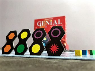 Componentes do jogo de tabuleiro Genial